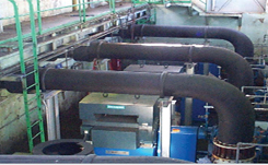 Vue intérieure des systèmes de tuyauterie de la centrale d'une usine de fabrication